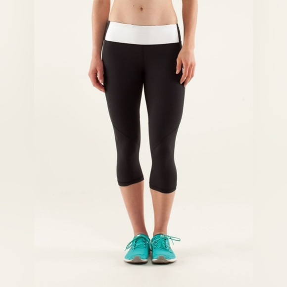 Lululemon Athletica Run: Mod Moves Crop in Black / White women’s size 8 - Picture 1 of 14